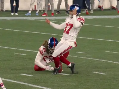 Giants kicker Younghoe Koo had a field goal attempt go hilariously wrong at Gillette Stadium